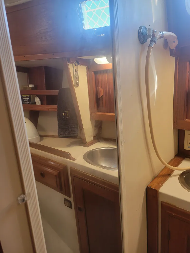 Slide: The Image of Endeavour Endeavour 33 Sailing Yacht 1985 - 54