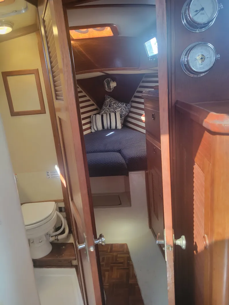 Slide: The Image of Endeavour Endeavour 33 Sailing Yacht 1985 - 55