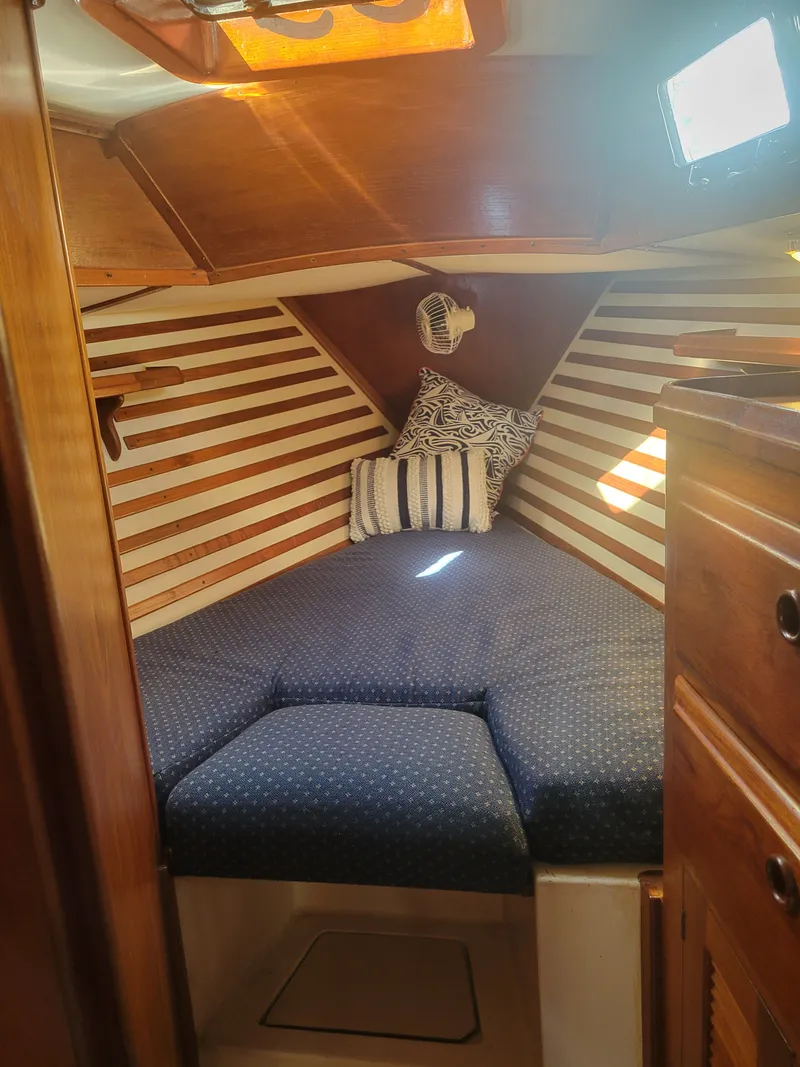 Slide: The Image of Endeavour Endeavour 33 Sailing Yacht 1985 - 56