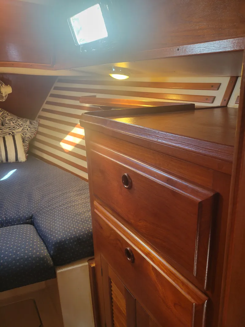 Slide: The Image of Endeavour Endeavour 33 Sailing Yacht 1985 - 57