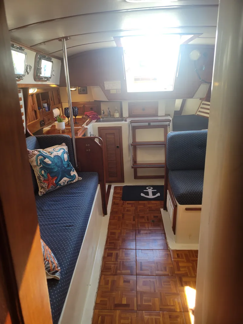 Slide: The Image of Endeavour Endeavour 33 Sailing Yacht 1985 - 61