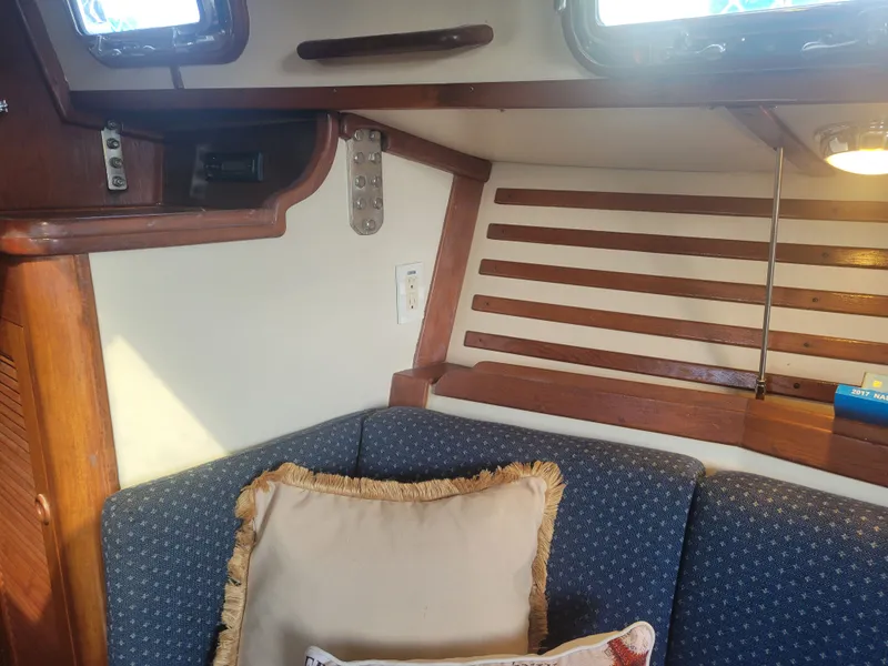 Slide: The Image of Endeavour Endeavour 33 Sailing Yacht 1985 - 66