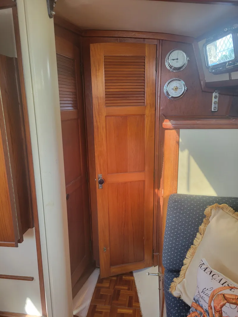 Slide: The Image of Endeavour Endeavour 33 Sailing Yacht 1985 - 67