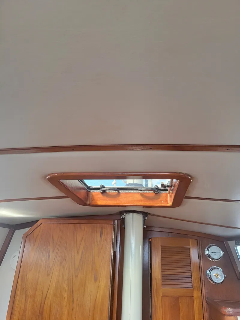 Slide: The Image of Endeavour Endeavour 33 Sailing Yacht 1985 - 68