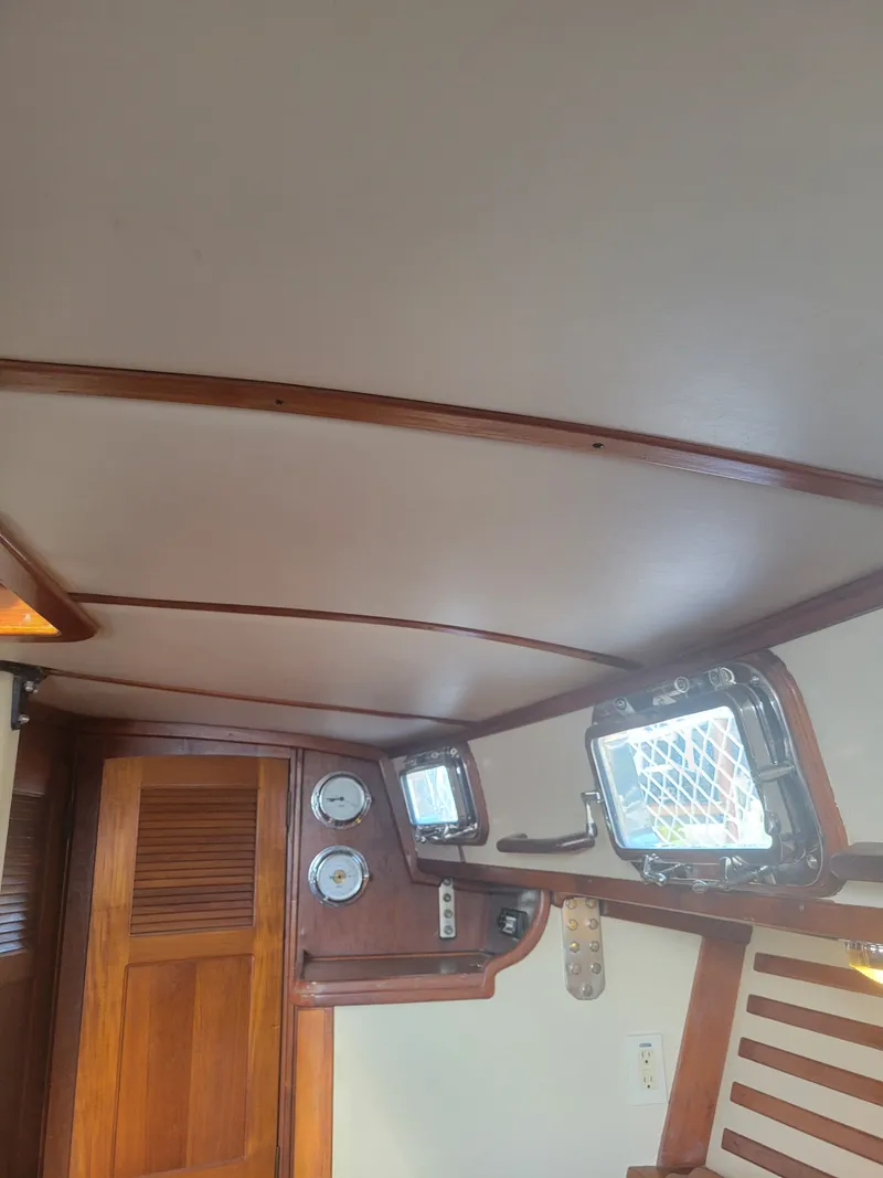 Slide: The Image of Endeavour Endeavour 33 Sailing Yacht 1985 - 69