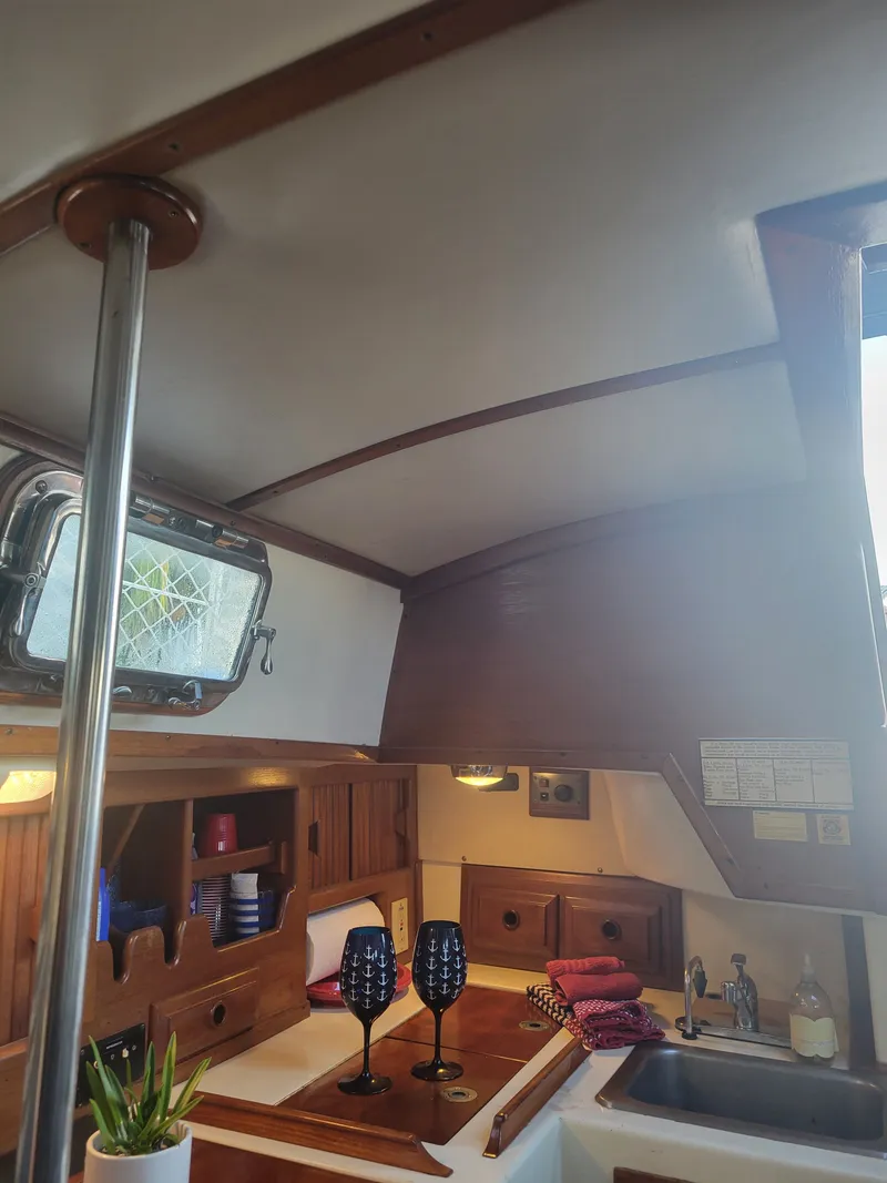 Slide: The Image of Endeavour Endeavour 33 Sailing Yacht 1985 - 70