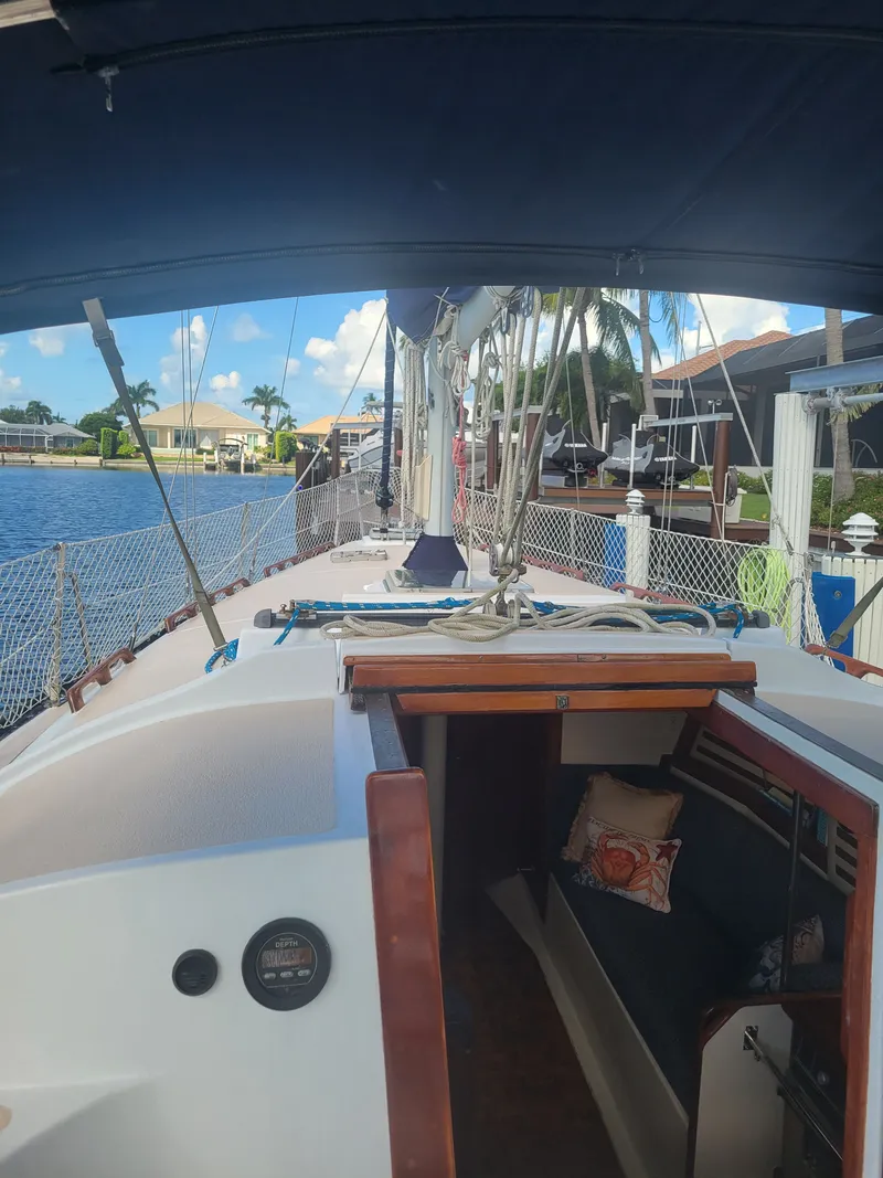 Slide: The Image of Endeavour Endeavour 33 Sailing Yacht 1985 - 82