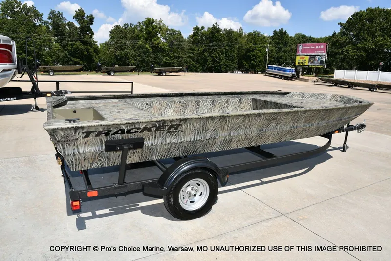 Slide: The Image of Tracker Grizzly 1860 Utility Jon 2026 - 10