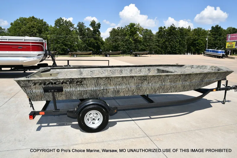 Slide: The Image of Tracker Grizzly 1860 Utility Jon 2026 - 11