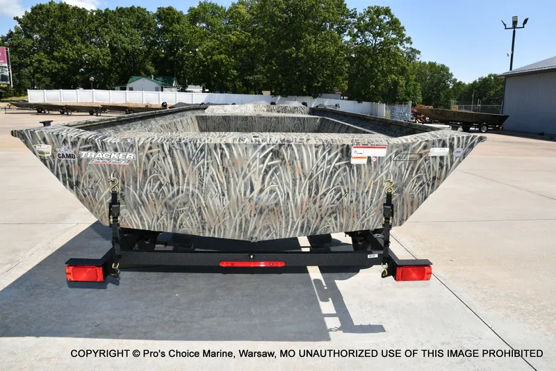 Slide: The Image of Tracker Grizzly 1860 Utility Jon 2026 - 12