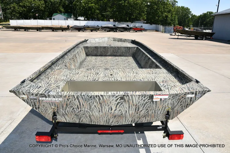 Slide: The Image of Tracker Grizzly 1860 Utility Jon 2026 - 14