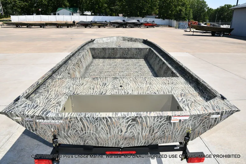 Slide: The Image of Tracker Grizzly 1860 Utility Jon 2026 - 15