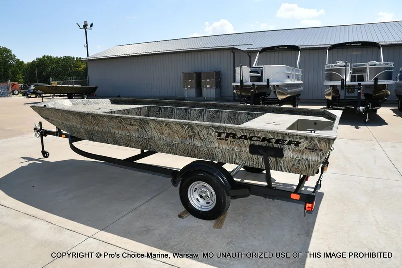 Slide: The Image of Tracker Grizzly 1860 Utility Jon 2026 - 16