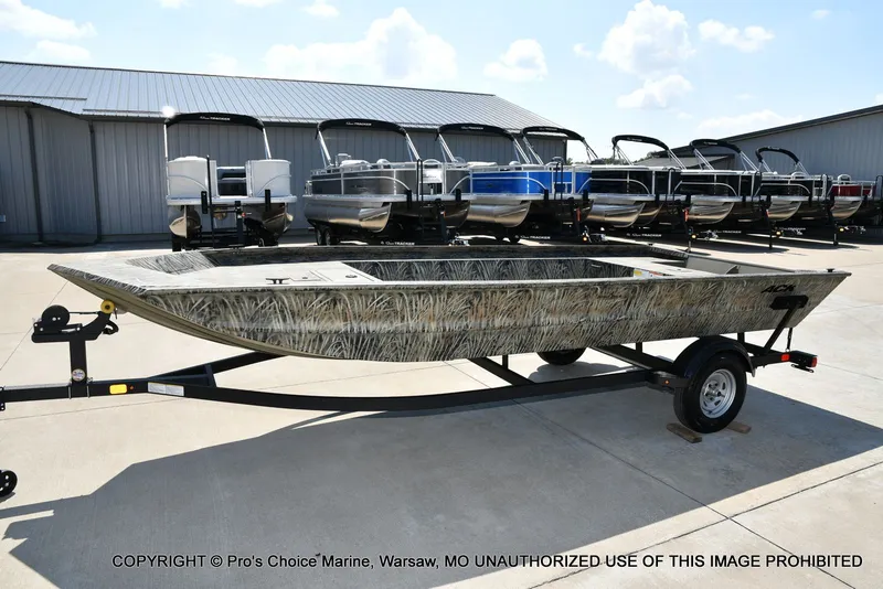 Slide: The Image of Tracker Grizzly 1860 Utility Jon 2026 - 17