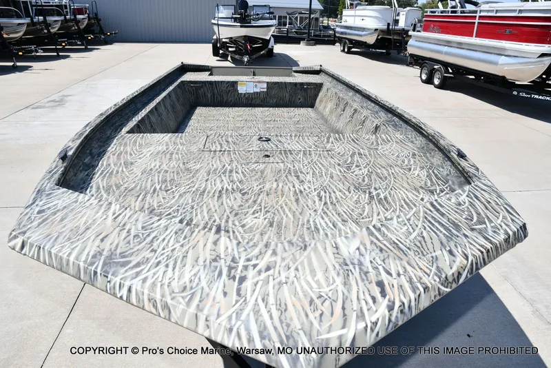 Slide: The Image of Tracker Grizzly 1860 Utility Jon 2026 - 20