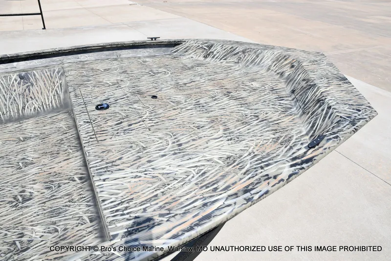 Slide: The Image of Tracker Grizzly 1860 Utility Jon 2026 - 21