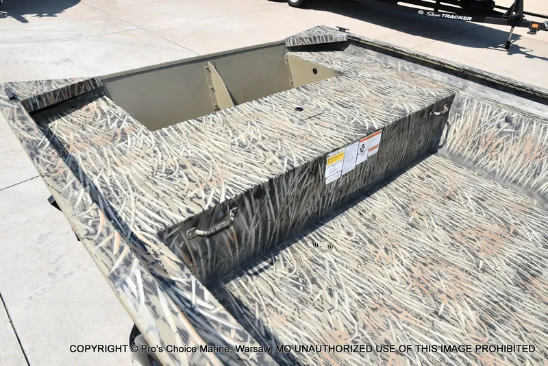 Slide: The Image of Tracker Grizzly 1860 Utility Jon 2026 - 23