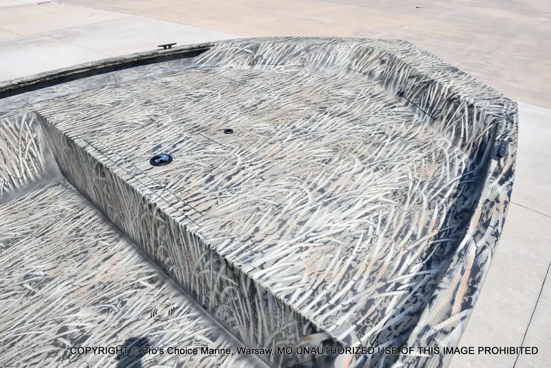 Slide: The Image of Tracker Grizzly 1860 Utility Jon 2026 - 24