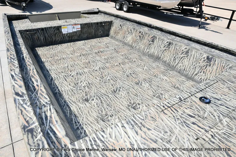 Slide: The Image of Tracker Grizzly 1860 Utility Jon 2026 - 25