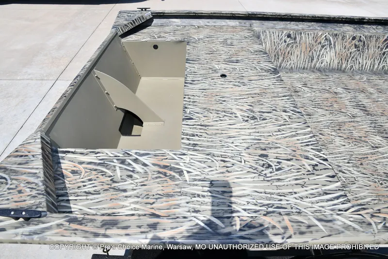 Slide: The Image of Tracker Grizzly 1860 Utility Jon 2026 - 26