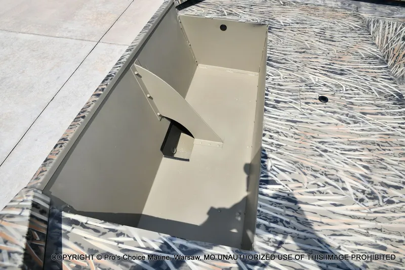 Slide: The Image of Tracker Grizzly 1860 Utility Jon 2026 - 27