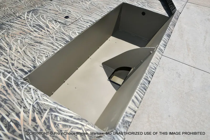 Slide: The Image of Tracker Grizzly 1860 Utility Jon 2026 - 28