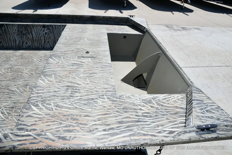 Slide: The Image of Tracker Grizzly 1860 Utility Jon 2026 - 29