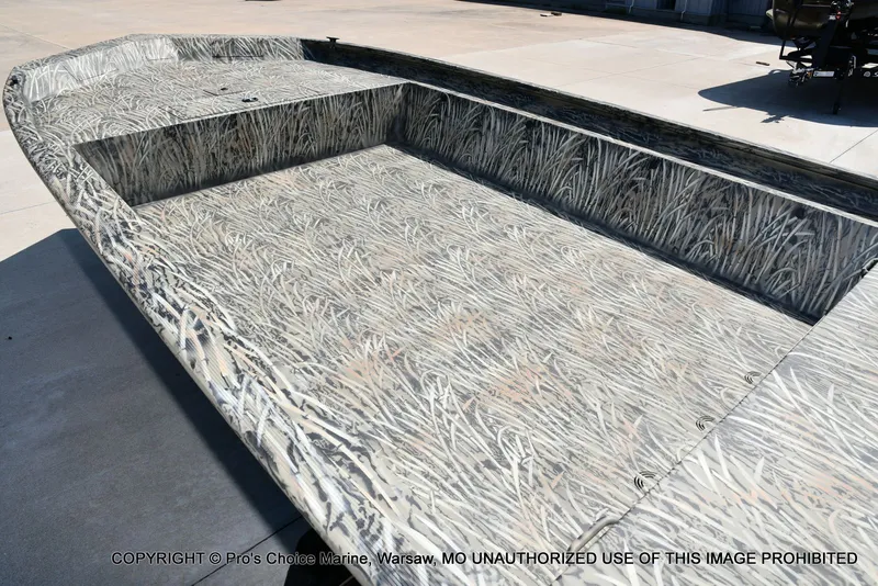 Slide: The Image of Tracker Grizzly 1860 Utility Jon 2026 - 30