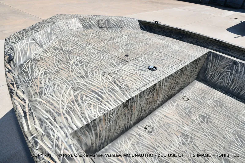 Slide: The Image of Tracker Grizzly 1860 Utility Jon 2026 - 31