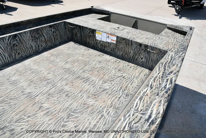 Slide: The Image of Tracker Grizzly 1860 Utility Jon 2026 - 32