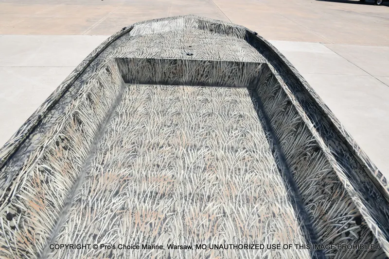 Slide: The Image of Tracker Grizzly 1860 Utility Jon 2026 - 33