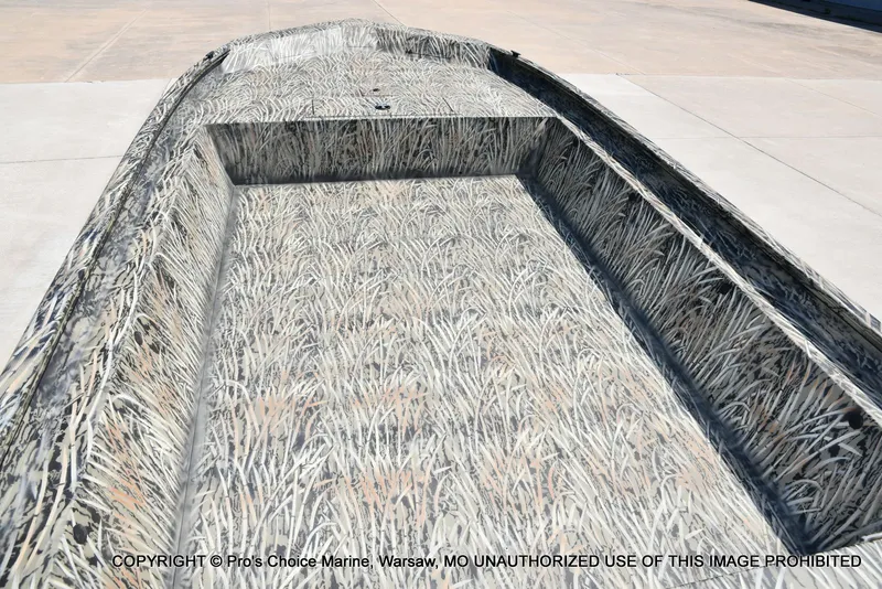 Slide: The Image of Tracker Grizzly 1860 Utility Jon 2026 - 34