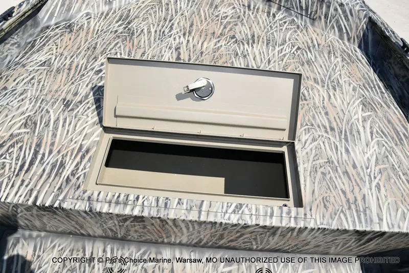 Slide: The Image of Tracker Grizzly 1860 Utility Jon 2026 - 36