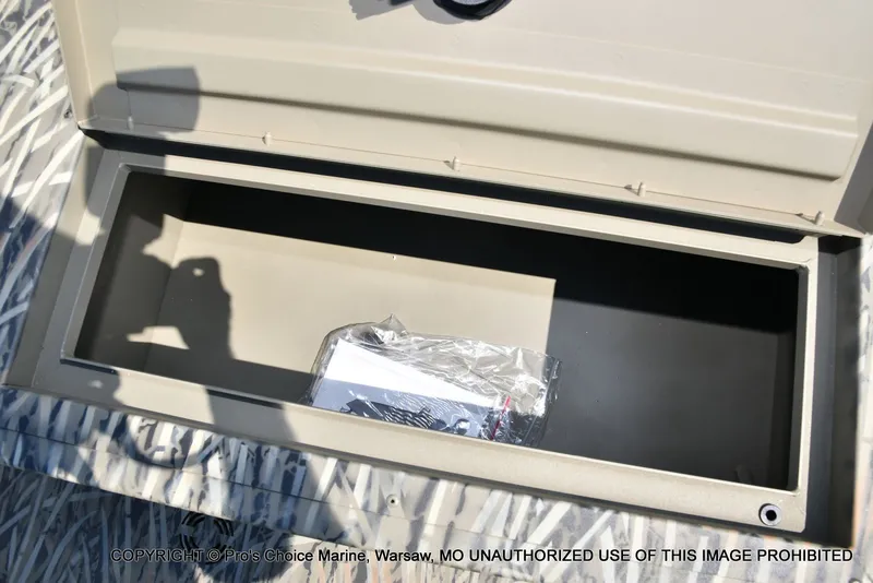 Slide: The Image of Tracker Grizzly 1860 Utility Jon 2026 - 37