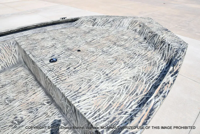 Slide: The Image of Tracker Grizzly 1860 Utility Jon 2026 - 4