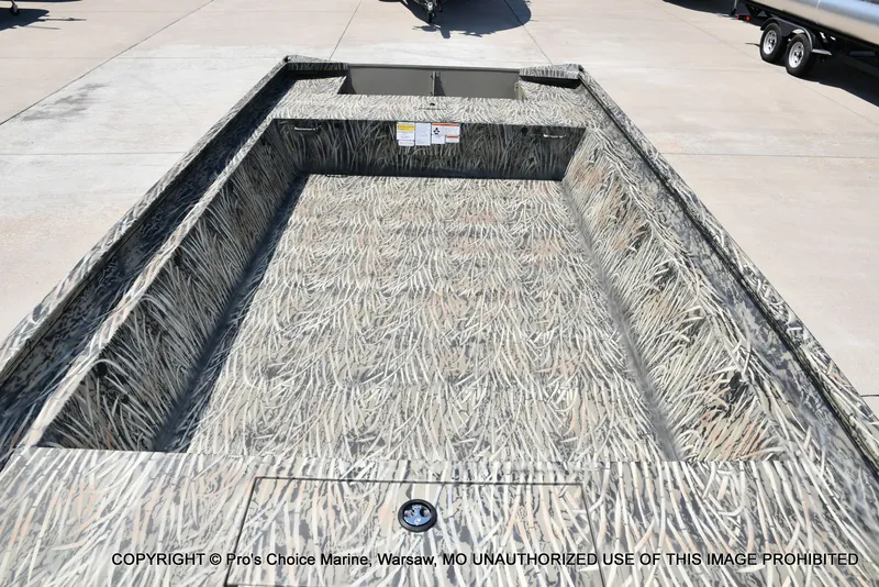 Slide: The Image of Tracker Grizzly 1860 Utility Jon 2026 - 40