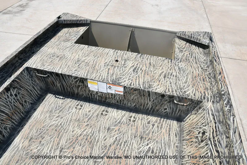 Slide: The Image of Tracker Grizzly 1860 Utility Jon 2026 - 41