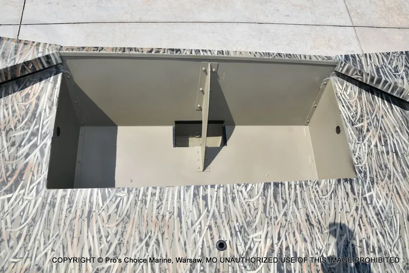 Slide: The Image of Tracker Grizzly 1860 Utility Jon 2026 - 43