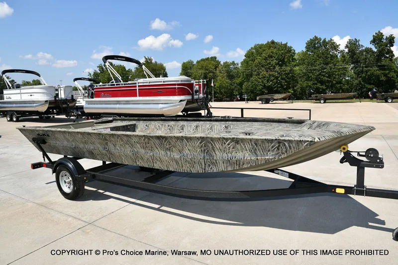 Slide: The Image of Tracker Grizzly 1860 Utility Jon 2026 - 44