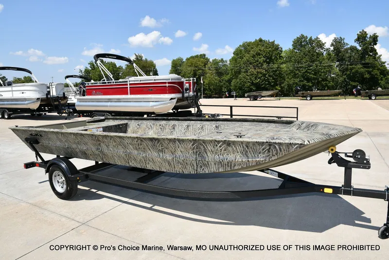 Slide: The Image of Tracker Grizzly 1860 Utility Jon 2026 - 45