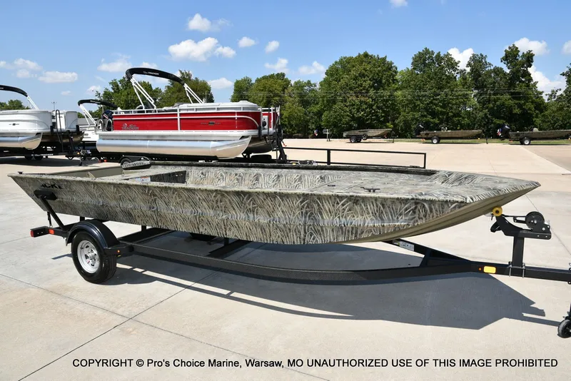 Slide: The Image of Tracker Grizzly 1860 Utility Jon 2026 - 46