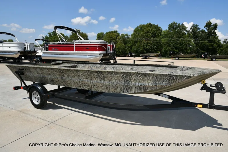 Slide: The Image of Tracker Grizzly 1860 Utility Jon 2026 - 48