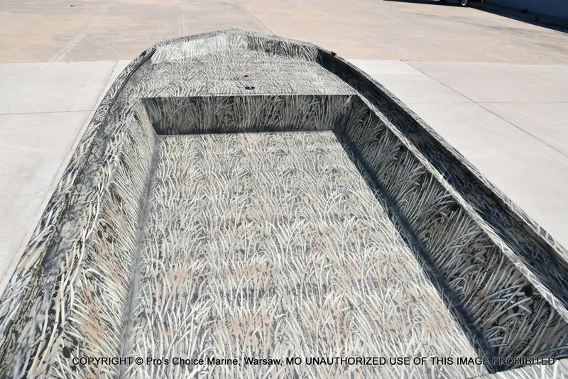 Slide: The Image of Tracker Grizzly 1860 Utility Jon 2026 - 5