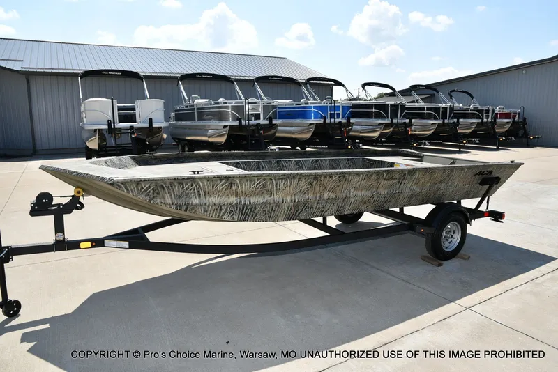 Slide: The Image of Tracker Grizzly 1860 Utility Jon 2026 - 50