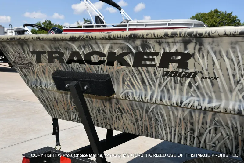 Slide: The Image of Tracker Grizzly 1860 Utility Jon 2026 - 51