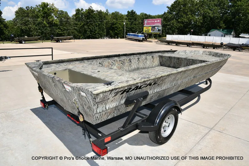 Slide: The Image of Tracker Grizzly 1860 Utility Jon 2026 - 7