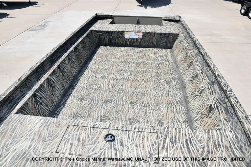 Slide: The Image of Tracker Grizzly 1860 Utility Jon 2026 - 8