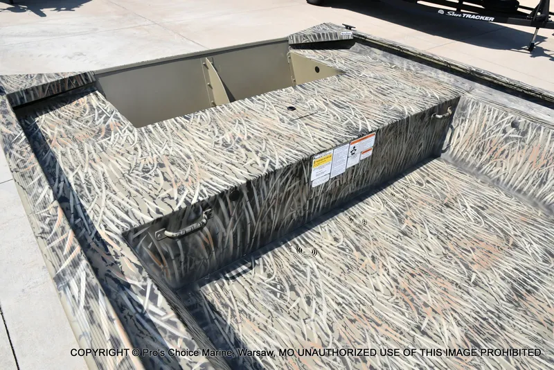 Slide: The Image of Tracker Grizzly 1860 Utility Jon 2026 - 9