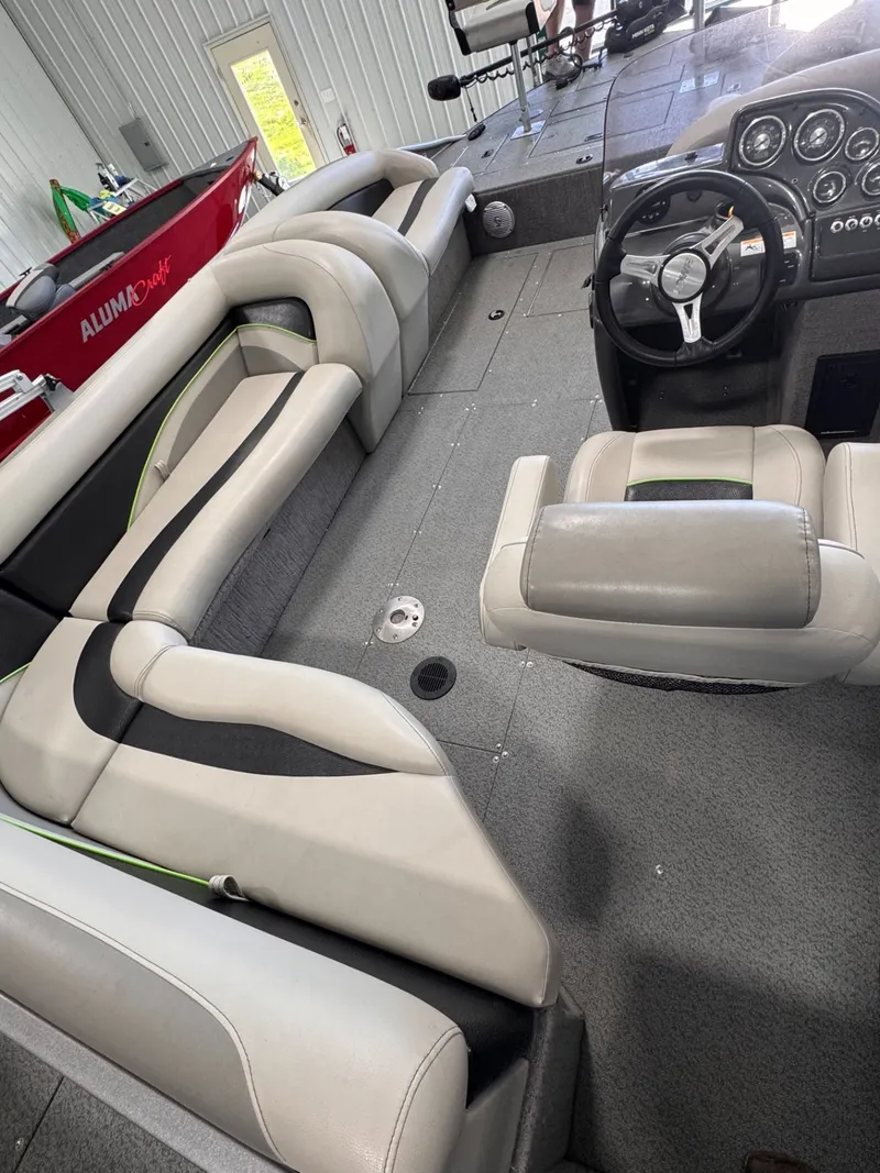 Slide: The Image of Lowe SD224 Sport Deck 2020 - 4