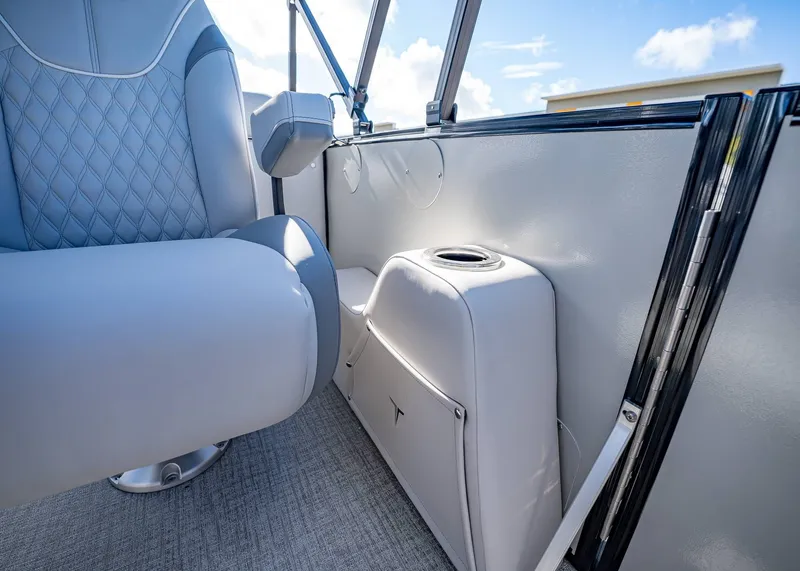 Slide: The Image of Tahoe Cascade 25 Quad Lounge 2025 - 25